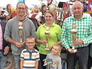 Das Bild zeigt (v. l.) Bürgermeister Thomas Löffler (Steinbach am Wald), Dominik Fehn, Tamara Ehrhardt, Bürgermeister und Behördenkönig Peter Ebertsch (Tettau) sowie den Vereinsvorsitzenden Willy Fiedler.  Foto: K.- H. Hofmann