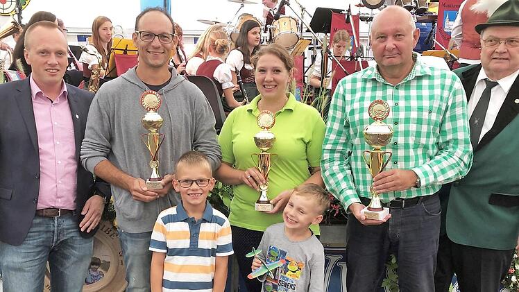 Das Bild zeigt (v. l.) Bürgermeister Thomas Löffler (Steinbach am Wald), Dominik Fehn, Tamara Ehrhardt, Bürgermeister und Behördenkönig Peter Ebertsch (Tettau) sowie den Vereinsvorsitzenden Willy Fiedler.  Foto: K.- H. Hofmann