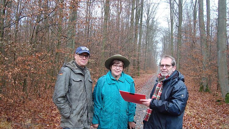 Bernd Marquard (links), der bisherige Betreuer, und Kreisheimatpfleger Roland Heinlein weisen Ingrid Mützel in ihren Aufgabenbereich als Denkmalpatin ein.Foto: Stefan Mützel