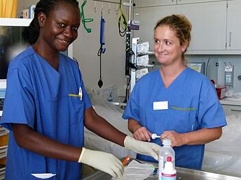 Krankenschwester Jeanine Diouf und ihre Kollegin Isabella Hopfenmüller bereiten eine Infusion vor. Foto: Marion Krüger-Hundrup
