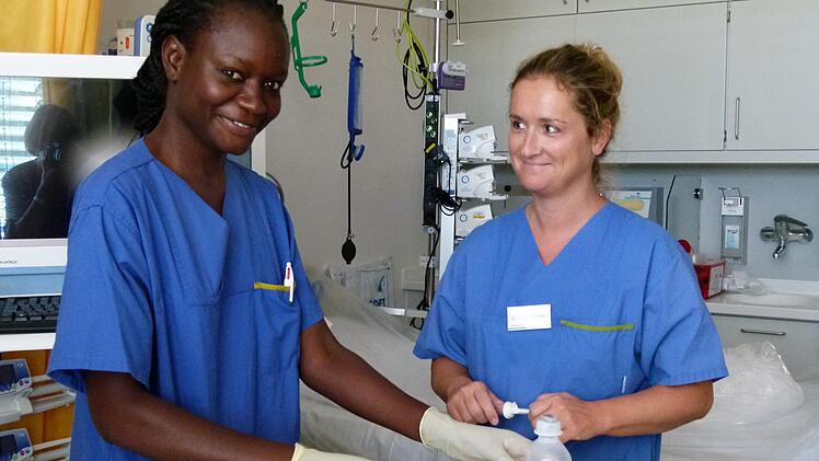 Krankenschwester Jeanine Diouf und ihre Kollegin Isabella Hopfenmüller bereiten eine Infusion vor. Foto: Marion Krüger-Hundrup