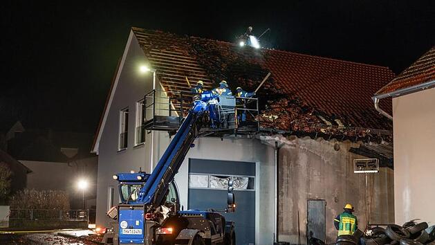 Beim Brand einer Lagerhalle in Eltmann deckte das THW mit Hilfe des Teleskopladers das Dach ab. Foto: Tobias Marquardt/THW