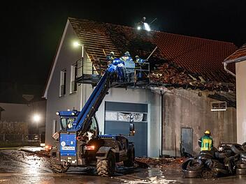Beim Brand einer Lagerhalle in Eltmann deckte das THW mit Hilfe des Teleskopladers das Dach ab. Foto: Tobias Marquardt/THW