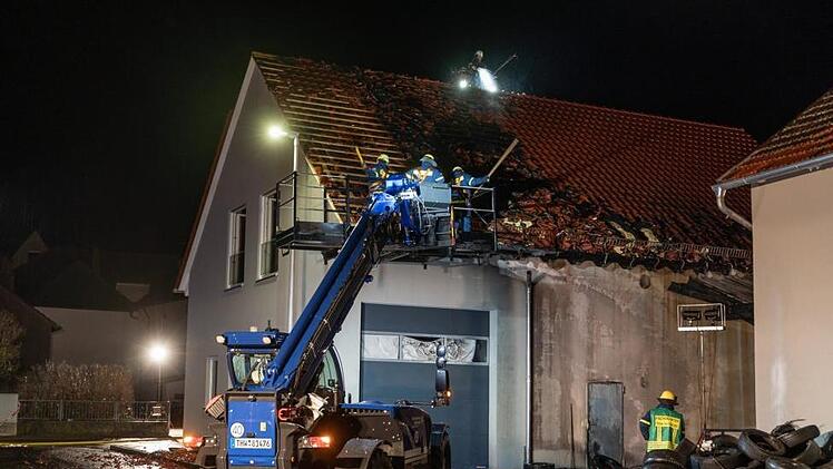 Beim Brand einer Lagerhalle in Eltmann deckte das THW mit Hilfe des Teleskopladers das Dach ab. Foto: Tobias Marquardt/THW