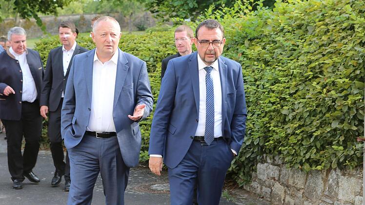 Rundgang durch das Kloster: Landrat Thomas Bold spricht mit Gesundheitsminister Klaus Holotschek. Hinter laufen Domkapitular Clemens Bieber, Innenstaatssekretär Sandro Kirchner und  Martin Riß, Geistlicher Direktor des Dominikus Ringeisenwerkes in...