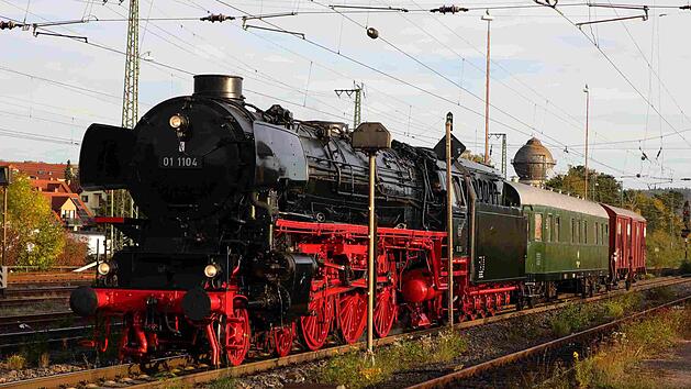 Neuenmarkt: Betriebsf&auml;hige Dampflok zieht in Museum ein - mit Schaudrehen und Co.
