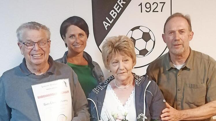 Edmund Scheuring (von links) ist zum Ehrenmitglied ernannt worden. Bianca Thoß (stellvertretende Abteilungsleiterin Tennis) und Abteilungsleiter Manfred Halbig (rechts) gratulieren ihm und danken auch Herlinde Scheuring.