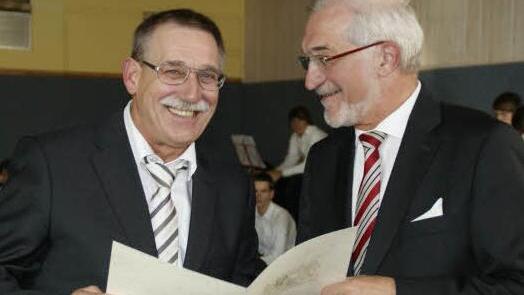Regierungspräsident Dr. Paul Beinhofer (rechts) überreichte Christoph Stumpf die Urkunde zur Ruhestandsversetzung. Aus gesundheitlichen Gründen beendete der 60-Jährige seine Tätigkeit als Schulleiter des staatlichen beruflichen Schulzentrums Heinrich Thein.