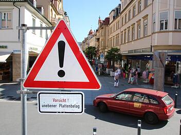 An mehreren Stellen in der Innenstadt sind Warnhinweise auf den unebenen Plattenbelag angebracht, tatsächlich gibt es aber gerade seit dem Einbau des Asphaltbandes immer weniger Stürze. Foto: Ralf Ruppert