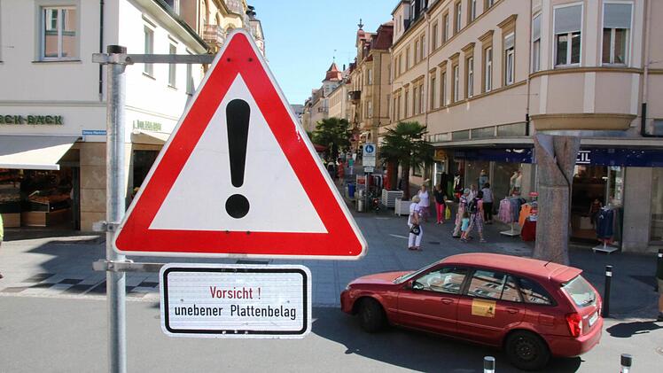 An mehreren Stellen in der Innenstadt sind Warnhinweise auf den unebenen Plattenbelag angebracht, tatsächlich gibt es aber gerade seit dem Einbau des Asphaltbandes immer weniger Stürze. Foto: Ralf Ruppert