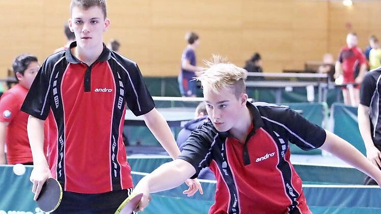Maximilian Derrfuß und Filip Rudrich vom TTC Neunkirchen wurden Bezirks-Vizemeister im Doppel der Jungen.  Foto: Hans Franz