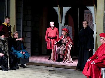 Luther(Zweiter von rechts) wird von Kaiser Karl V. (Moritz Weinmann, Mitte auf dem Thron) vorgeladen. Rechts Kardinal Cajetan (Siegfried Küspert). Foto: Dieter Hübner