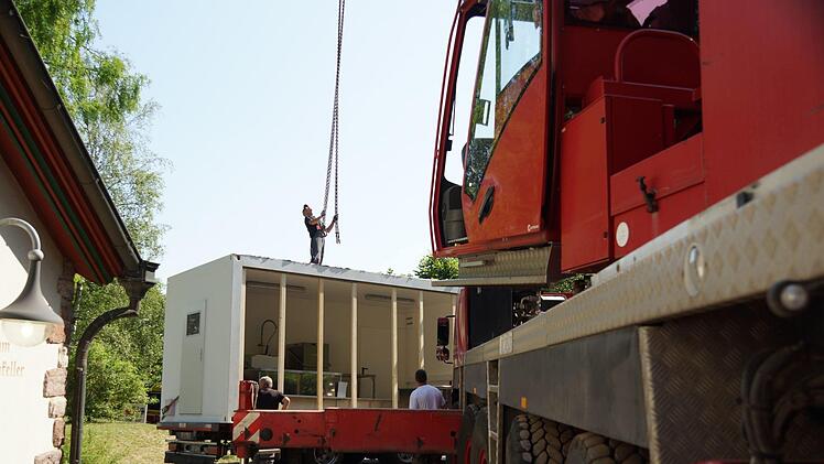 Aufstellen der KüchencontainerFoto: Arkadius Guzy