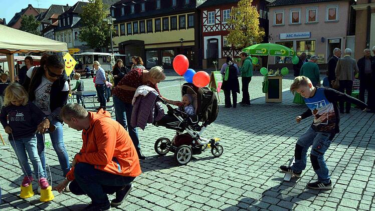 Der junge Mann (rechts) tritt die Ballschleuder des Franziskuskindergartens. Foto: Andreas Welz