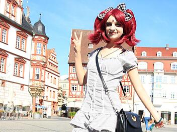 Abbygale zieht sich jeden Tag komplett anders an: Für ihren Ausflug nach Coburg hat sie pink-rote Haare und ein weißes Kleid ausgesucht. Foto: Saskia Nauer