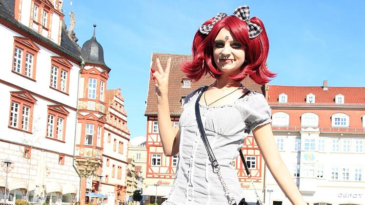 Abbygale zieht sich jeden Tag komplett anders an: Für ihren Ausflug nach Coburg hat sie pink-rote Haare und ein weißes Kleid ausgesucht. Foto: Saskia Nauer