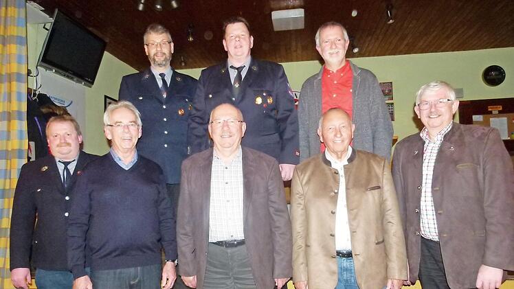 Ehrungen für 40 Jahre Treue standen bei der Hauptversammlung der Feuerwehr auf der Tagesordnung. Unser Bild zeigt (vorne, von links) den neuen Kassier Matthias Schedewie, Wolfgang Wagner, Norbert Geyer, Altbürgermeister Heinz Burges und Thomas Rosenberger sowie (hinten, von links) Vorsitzenden Matthias Angermann, seinen Stellvertreter Andreas Geyer und Zweiten Bürgermeister Hans-Peter Röhrlein.