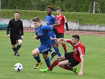 Sein erfolgreichen Sololauf war die Initialzündung für eine bärenstarke Leistung: Bad Kissingens U-19-Kicker Jonathan Heirler (links, gegen FT-Kicker Siar Elmali).Hopf