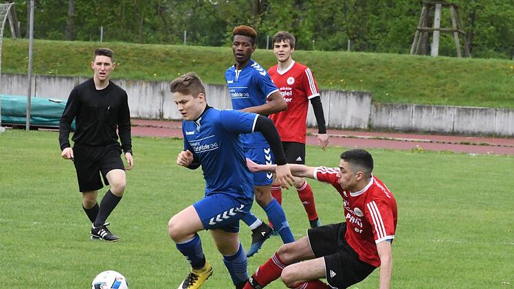 Sein erfolgreichen Sololauf war die Initialzündung für eine bärenstarke Leistung: Bad Kissingens U-19-Kicker Jonathan Heirler (links, gegen FT-Kicker Siar Elmali).Hopf