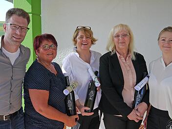 Geschäftsführer Johannes Schmitt (links) und Prokuristin Simone Klopf ehrten (weiter von links), Gertrud Schmitt, Mechthild Meise und Monika Gailing. Christine Weißenberger/Bäckerei Peter Schmitt
