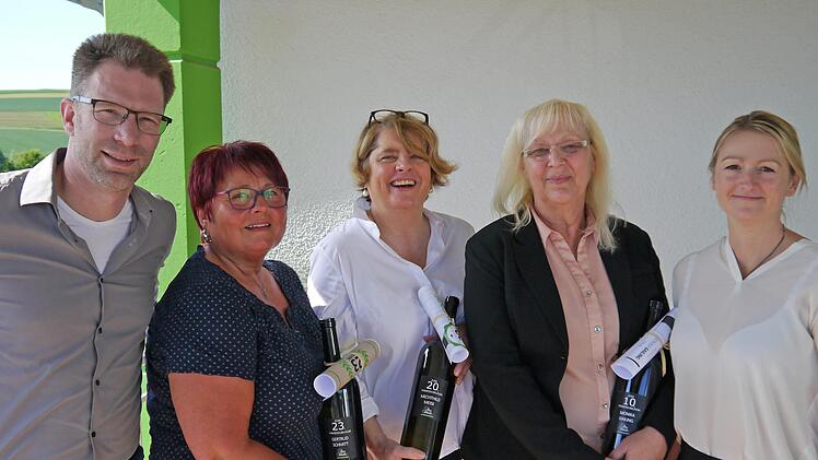 Geschäftsführer Johannes Schmitt (links) und Prokuristin Simone Klopf ehrten (weiter von links), Gertrud Schmitt, Mechthild Meise und Monika Gailing. Christine Weißenberger/Bäckerei Peter Schmitt
