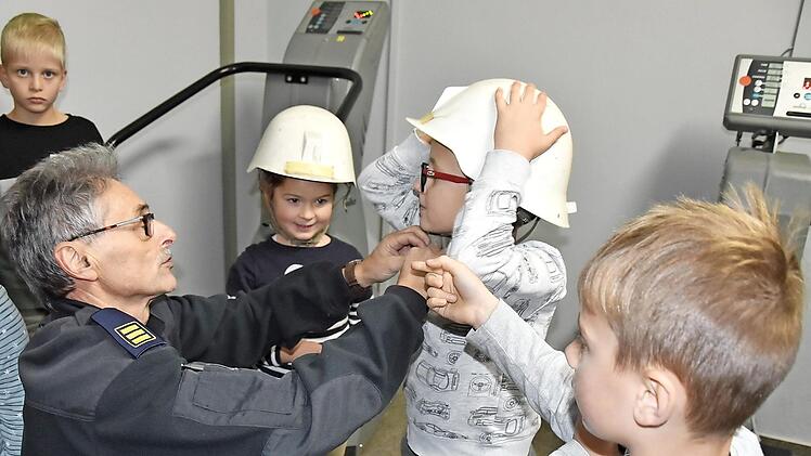 Einen erlebnisreichen Vormittag verbrachten 18 Kinder, deren Mutter oder Vater am Landratsamt Ha&szlig;berge oder am Amtsgericht Ha&szlig;furt arbeitet, im Atemschutzzentrum des Landkreises Ha&szlig;berge in Knetzgau. Der ehemalige Leiter Werner Stumpf nahm sich viel Zeit f&uuml;r die wissbegierigen Buben und M&auml;dchen. Wenn man schon bei der Feuerwehr ist, dann braucht es nat&uuml;rlich auch die richtige Ausstattung.  Foto: Christiane Reuther