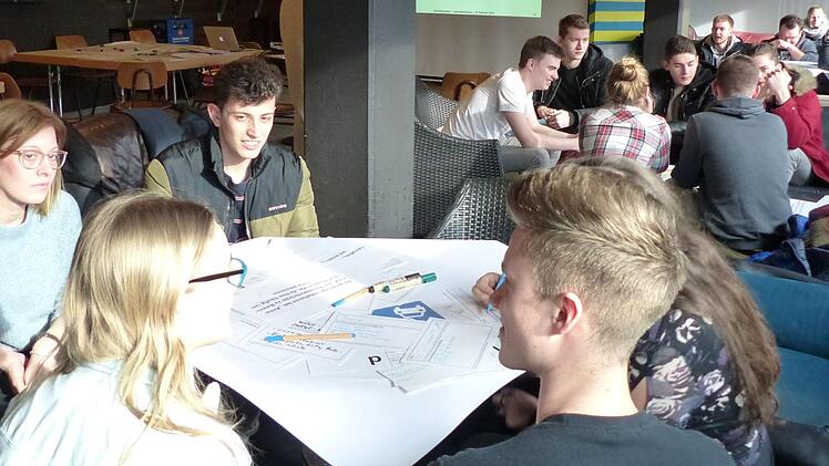 Die Jugendlichen trugen bei dem Workshop ihre thematischen Schwerpunkte zusammen und diskutierten darüber, was sinnvoll für die Stadtentwicklung von Baiersdorf sein könnte. Foto: Pauline Lindner