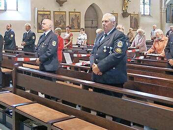 Die Vertreter von Soldatenkameradschaft (rechts) und Stadtrat (links) beim Festgottesdienst Foto: Thomas Weiß