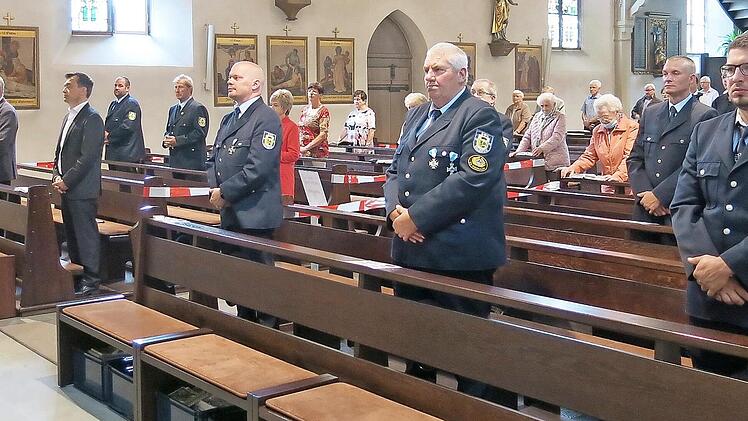 Die Vertreter von Soldatenkameradschaft (rechts) und Stadtrat (links) beim Festgottesdienst Foto: Thomas Weiß