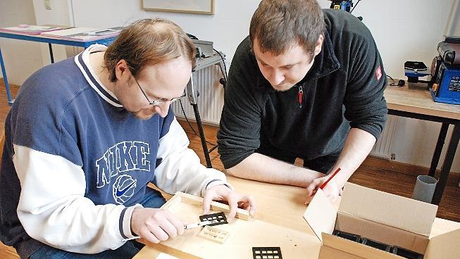 Michael Kopelent und Andreas Rath tüftelten lange an den neuen Fenstern.