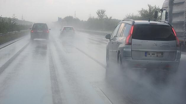 Aquaplaning auf A3 im Kreis N&uuml;rnberger Land: Schwerer Unfall bei Starkregen - zwei Verletzte