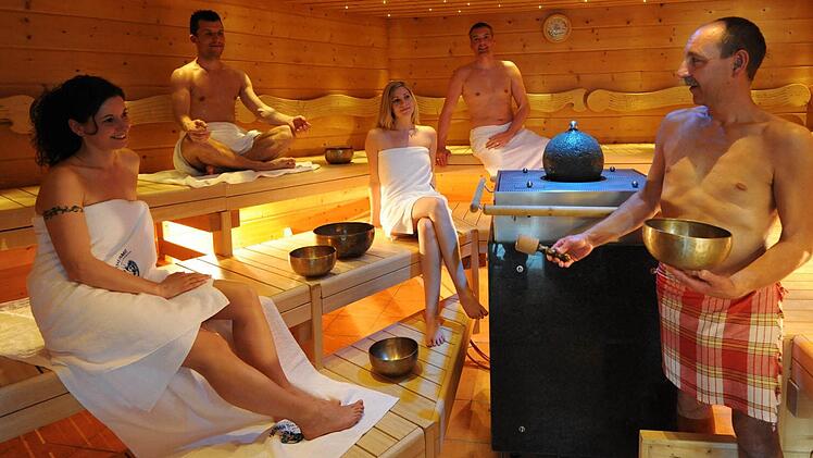 Saunameister Peter Zillig (rechts) ist einer der Garanten für die hohe Qualität im Saunaland der Obermain-Therme. Foto: p