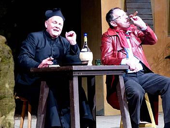 Die beiden Kontrahenten Don Camillo (Werner Eberhardt, links) und Peppone (Siegfried Küspert). Foto: Dieter Hübner