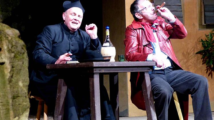 Die beiden Kontrahenten Don Camillo (Werner Eberhardt, links) und Peppone (Siegfried Küspert). Foto: Dieter Hübner