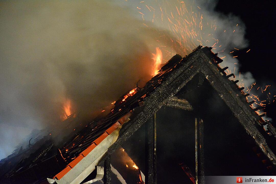 Neugebautes Wohnhaus steht nach Blitzeinschlag lichterloh in Flammen