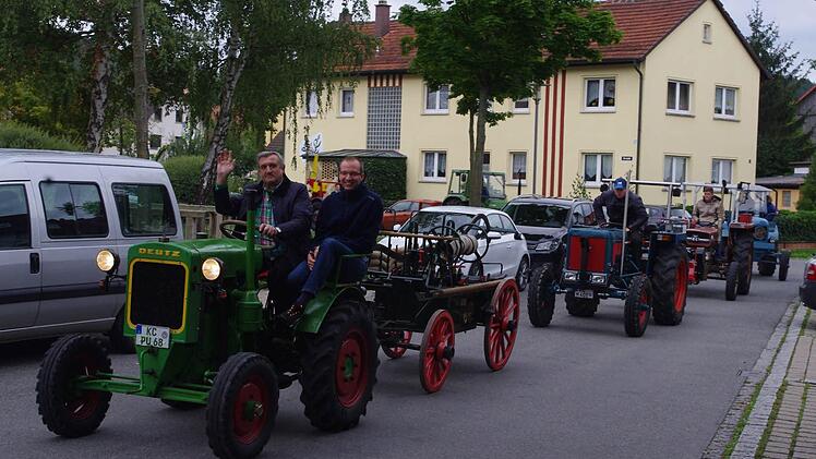Deutz, Eicher, Lanz und Schlüter unterschiedlichen Alters und Größe tuckerten zur Kirchweih durch Neuses. Foto: Heike Schülein
