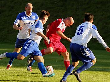 Auf seine Abwehr kann sich der SV Ebelsbach verlassen. Gleich drei Ebelsbacher versperren auf der linken Außenbahn dem Hermannsberger Torjäger Alexander Frank (Zweiter von rechts) im Schlager den Weg zum Tor. Von links die SV-Spieler Mirco Bräutigam, Oliver Wacker und Christopher Bugner.