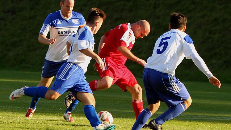 Auf seine Abwehr kann sich der SV Ebelsbach verlassen. Gleich drei Ebelsbacher versperren auf der linken Außenbahn dem Hermannsberger Torjäger Alexander Frank (Zweiter von rechts) im Schlager den Weg zum Tor. Von links die SV-Spieler Mirco Bräutigam, Oliver Wacker und Christopher Bugner.
