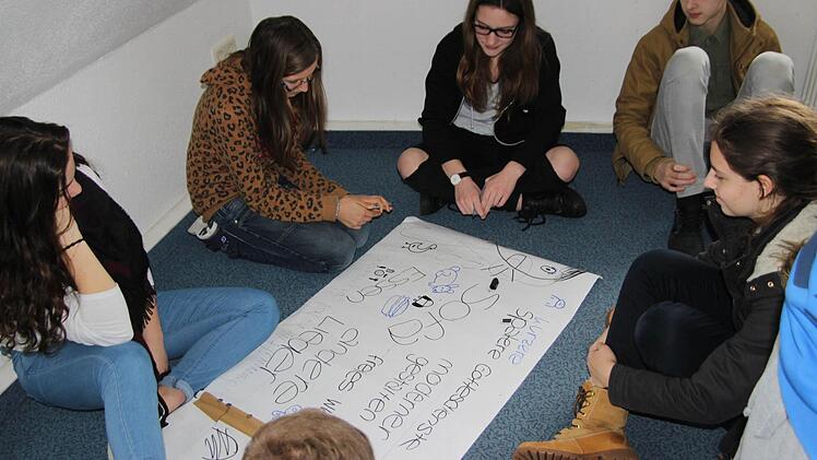 n der Zukunftswerkstatt machten sich die Hammelburger Konfirmanden Gedanken, wie Gemeindearbeit aus ihrer Sicht aussehen könnte und sollte. Sie entwickelten interessante Ideen und Anregungen. Foto: Burdack