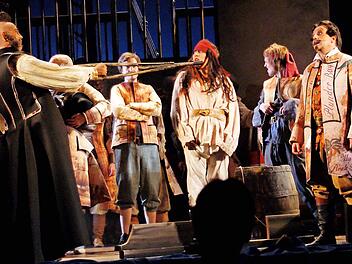 Piraten ergreifen am Landestheater Coburg die Macht.  Fotos: Landestheater