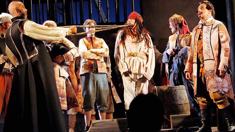 Piraten ergreifen am Landestheater Coburg die Macht.  Fotos: Landestheater