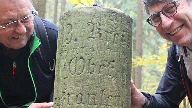 Im Wald zwischen Geiselwind und Ebersbrunn statten Karl Scholl und Josef Körner dem alten Drei-Franken-Stein, der 1892 die Drei-Franken-Grenze markierte, einen Besuch ab.  Fotos: Diana Fuchs