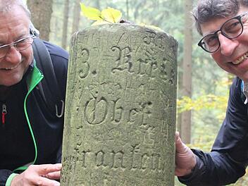 Im Wald zwischen Geiselwind und Ebersbrunn statten Karl Scholl und Josef Körner dem alten Drei-Franken-Stein, der 1892 die Drei-Franken-Grenze markierte, einen Besuch ab.  Fotos: Diana Fuchs