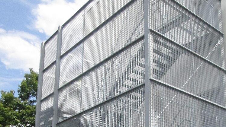 Der zweite Rettungsweg an der Nordwestfassade der Schule (Foto) erhält eine Verkleidung durch ein vorgehängtes Bauteil. Foto: Winfried Ehling