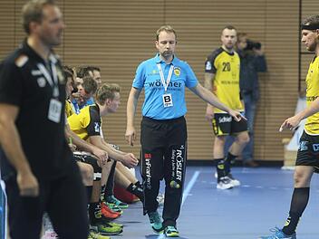 Die Mienen sprechen Bände: Während Coburgs Trainer Jan Gorr phasenweise gar nicht mehr hinsehen wollte, blickte HSC-Torschützenkönig Florian Billek (im Hintergrund) unglaubwürdig und Kapitän Till Riehn schlich wortlos von der Platte.