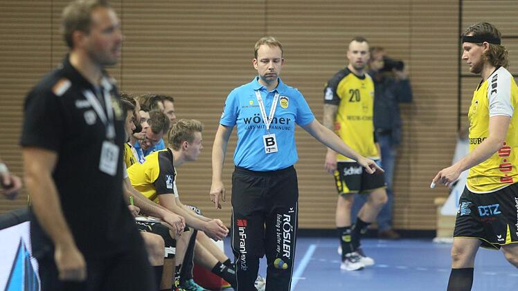 Die Mienen sprechen Bände: Während Coburgs Trainer Jan Gorr phasenweise gar nicht mehr hinsehen wollte, blickte HSC-Torschützenkönig Florian Billek (im Hintergrund) unglaubwürdig und Kapitän Till Riehn schlich wortlos von der Platte.
