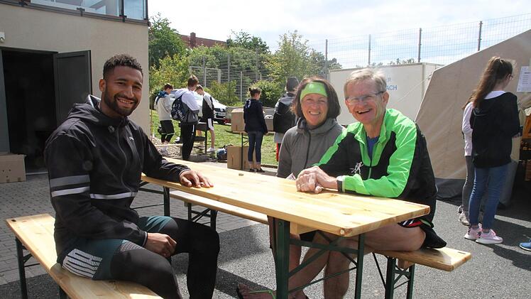 Die Promiläufer Patrick Schneider und Dietmar Mücke gönnten sich natürlich auch mal eine Pause...