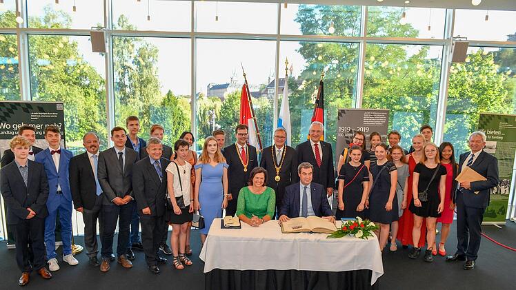 ...dann stellten sie sich zum Gruppenbild mit Söder und Aigner auf. Foto: Ronald Rinklef