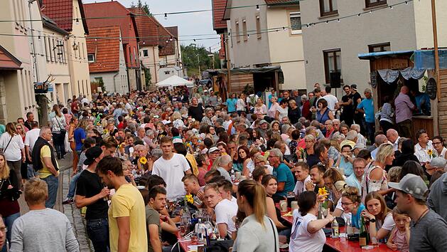 Der Festplatz auf der "Dorfstraße" platzte beim Backofenfest in Steinbach schon bald aus den Nähten.Günther Geiling