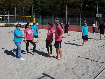 Teambesprechung mit der Bürgermeisterin: Brigitte Meyerdierks (links) eröffnete die Mehrzweckanlage, die sowohl über ein Beachvolleyballfeld (vorne), als auch über einen kombinierten Fußball- und Basketballplatz (im Hintergrund) verfügt. Foto: Rolf Pralle